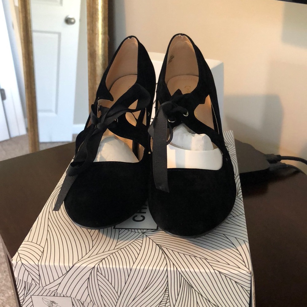 Black velvet high heel with ribbon detail